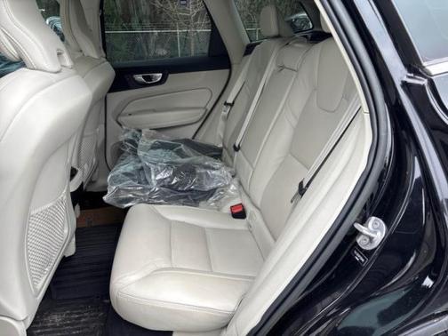 2023 Volvo XC60 B5 Ultimate Bright Theme