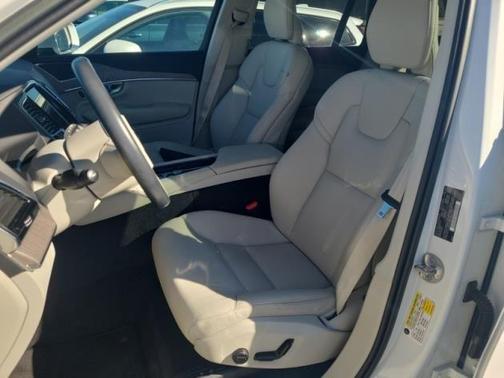 2023 Volvo XC90 B5 Plus