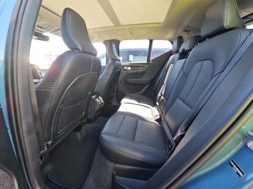 2025 Volvo XC40 B5 Core Bright Theme