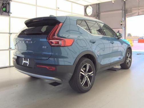 2025 Volvo XC40 B5 Core Bright Theme