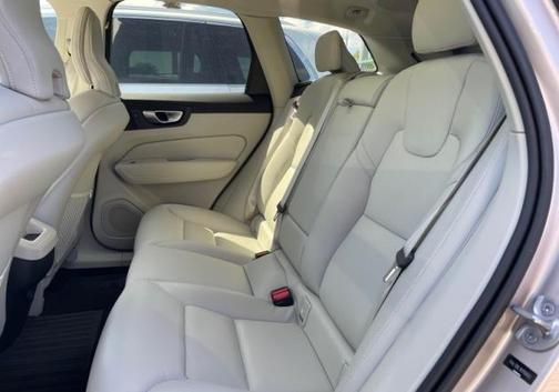 Bright 2024 Volvo XC60 B5 Plus Dark Theme