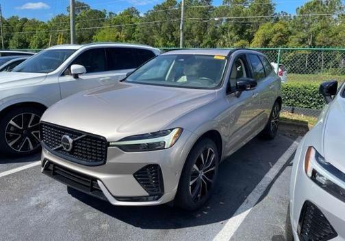 Bright 2024 Volvo XC60 B5 Plus Dark Theme