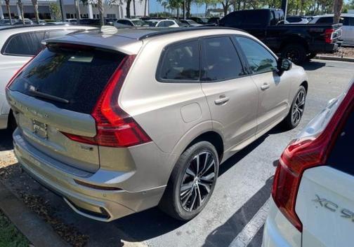 Bright 2024 Volvo XC60 B5 Plus Dark Theme
