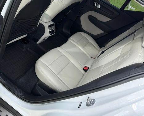 Crystal White 2023 Volvo XC40 B5 Plus Dark Theme