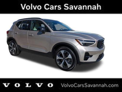Crystal White 2023 Volvo XC40 B5 Plus Dark Theme