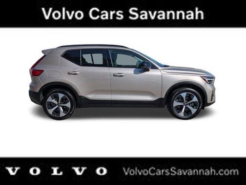 Crystal White 2023 Volvo XC40 B5 Plus Dark Theme