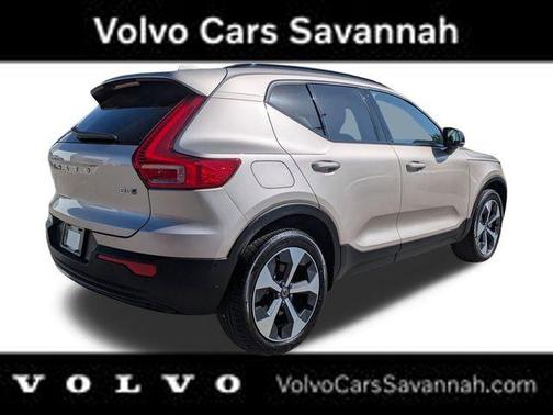 Crystal White 2023 Volvo XC40 B5 Plus Dark Theme