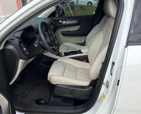 Crystal White 2023 Volvo XC40 B5 Plus Dark Theme