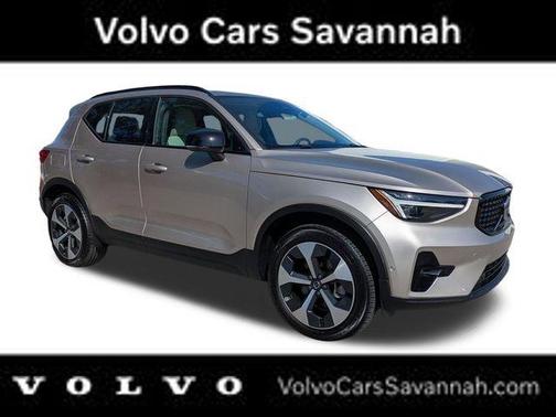 2023 Volvo XC40 B5 Plus Dark Theme
