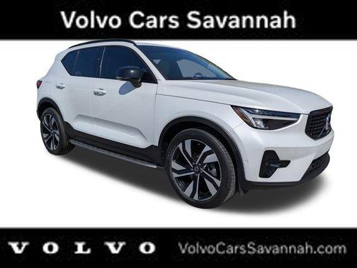 Crystal White 2023 Volvo XC40 B5 Plus Dark Theme