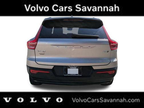 Crystal White 2023 Volvo XC40 B5 Plus Dark Theme