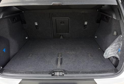 Crystal White 2023 Volvo XC40 B5 Plus Dark Theme