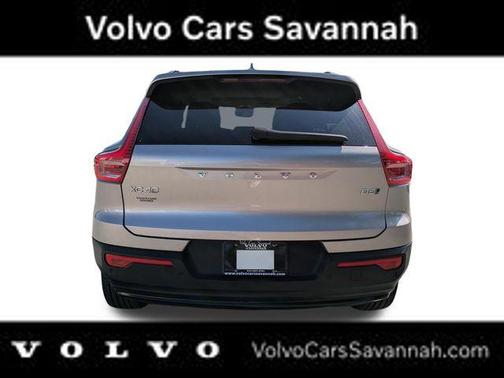 Crystal White 2023 Volvo XC40 B5 Plus Dark Theme