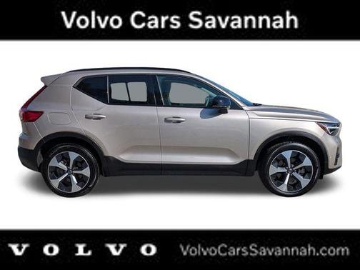 Crystal White 2023 Volvo XC40 B5 Plus Dark Theme