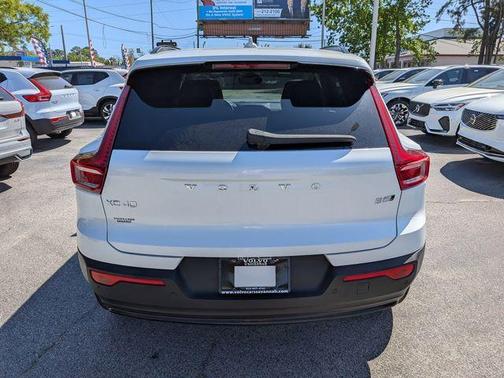 2023 Volvo XC40 B5 Plus Dark Theme