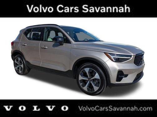 Crystal White 2023 Volvo XC40 B5 Plus Dark Theme