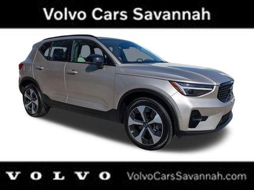 Crystal White 2023 Volvo XC40 B5 Plus Dark Theme