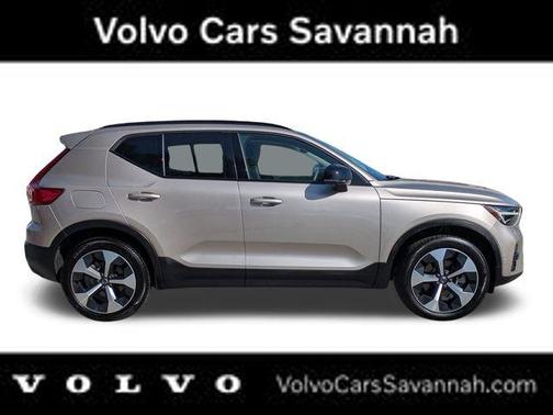 Crystal White 2023 Volvo XC40 B5 Plus Dark Theme