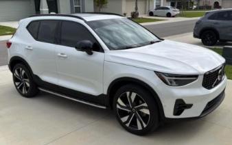 Crystal White 2023 Volvo XC40 B5 Plus Dark Theme