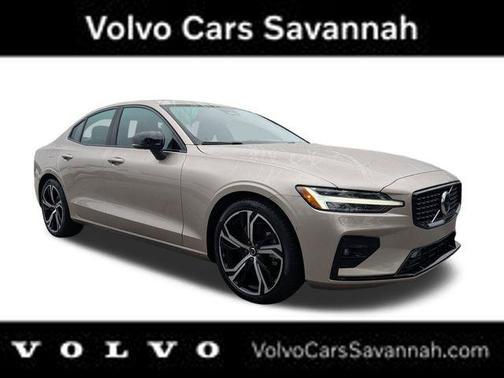 2023 Volvo S60 B5 Plus Dark Theme