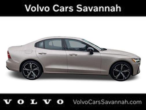 2023 Volvo S60 B5 Plus Dark Theme