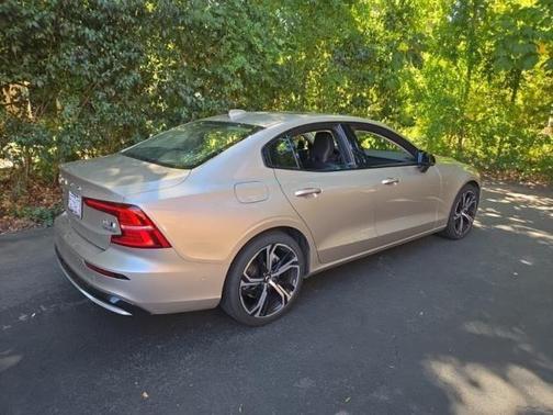 2023 Volvo S60 B5 Plus Dark Theme