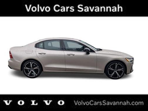 2023 Volvo S60 B5 Plus Dark Theme