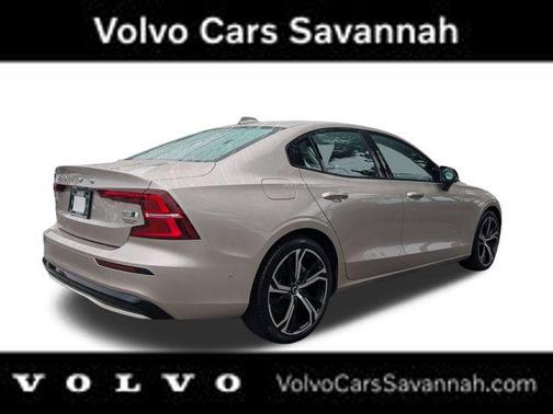 2023 Volvo S60 B5 Plus Dark Theme