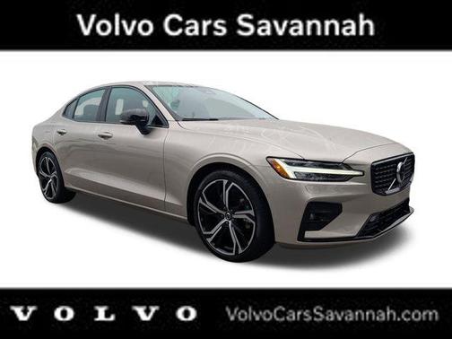 2023 Volvo S60 B5 Plus Dark Theme