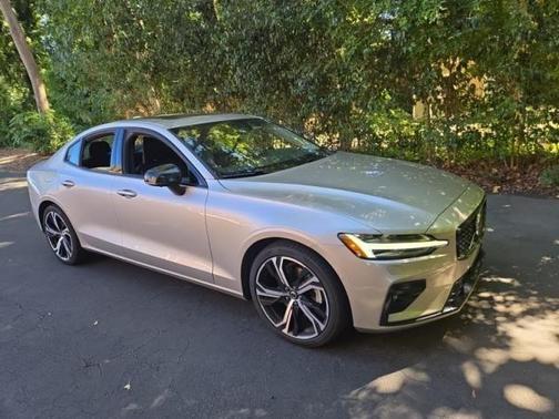 2023 Volvo S60 B5 Plus Dark Theme
