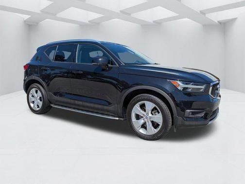 Black 2022 Volvo XC40 T5 Momentum
