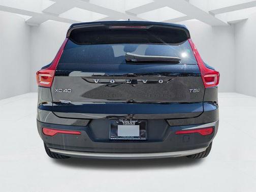 Black 2022 Volvo XC40 T5 Momentum