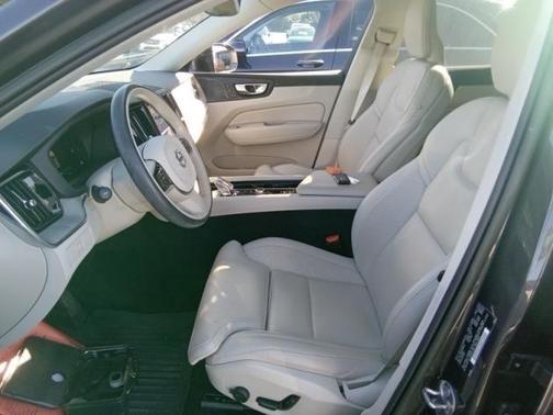 2023 Volvo XC60 B5 Ultimate Bright Theme