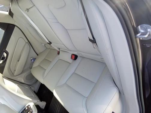 2023 Volvo XC60 B5 Ultimate Bright Theme