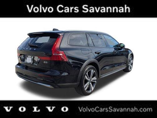 2025 Volvo V60 Cross Country B5 Plus