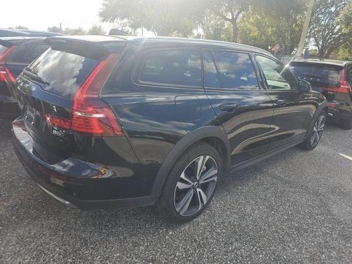 2025 Volvo V60 Cross Country B5 Plus