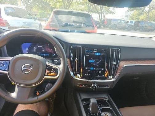 2025 Volvo V60 Cross Country B5 Plus