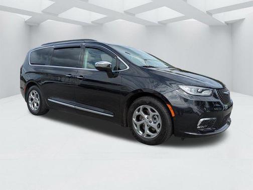Brilliant Black Crystal Pearlcoat 2022 Chrysler Pacifica Limited