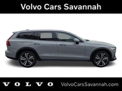 2025 Volvo V60 Cross Country B5 Plus