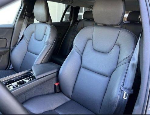 2025 Volvo V60 Cross Country B5 Plus