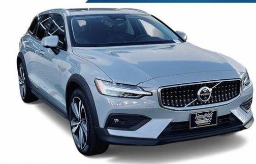 2025 Volvo V60 Cross Country B5 Plus