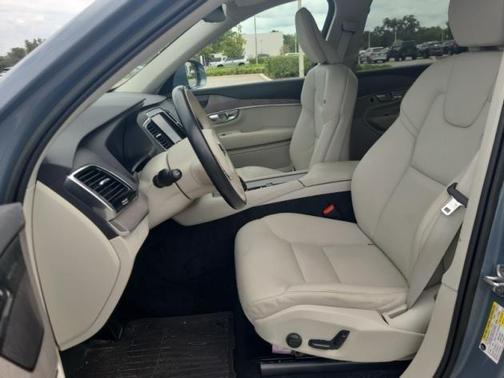 2023 Volvo XC90 B5 Plus