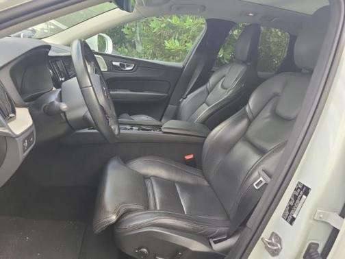 2022 Volvo XC60 B5 Inscription