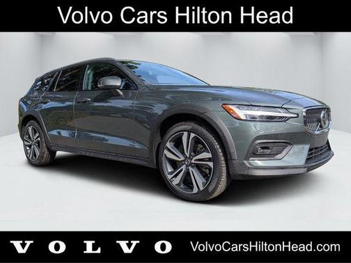 Forest Green 2026 Volvo V60 Cross Country B5 Plus