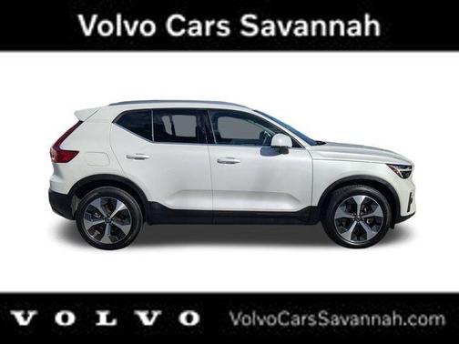 2023 Volvo XC40 B5 Plus Bright Theme