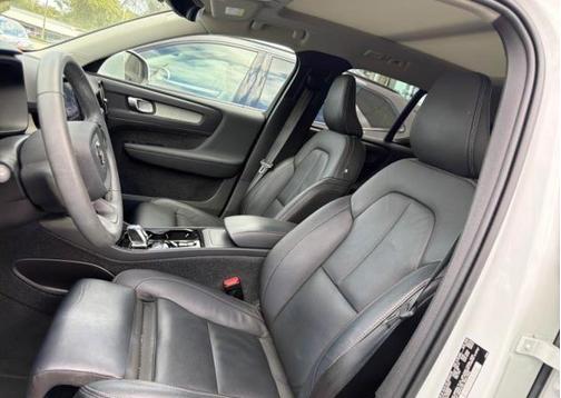 2023 Volvo XC40 B5 Plus Bright Theme