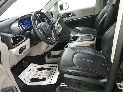 Brilliant Black Crystal Pearlcoat 2023 Chrysler Pacifica Touring-L