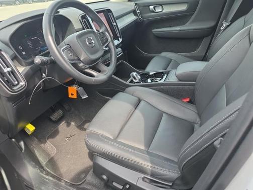 2025 Volvo XC40 B5 Plus Bright Theme