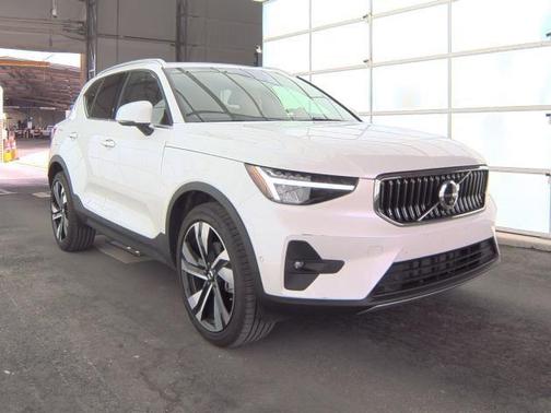 2025 Volvo XC40 B5 Plus Bright Theme