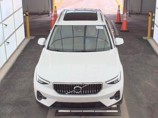 2025 Volvo XC40 B5 Plus Bright Theme